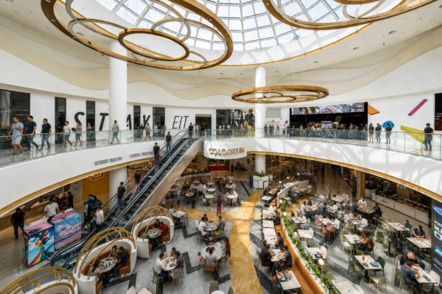 ☀️ Completează propoziția:​„O zi perfectă la Colosseum Mall începe cu ______ și se termină cu ______.” 👀​Cafea? Shopping? O masă bună? Distracție? Cinema?​Vrem să vedem cum arată ziua perfectă pentru tine. 👇​Iar dacă ai nevoie de inspirație, te așteptăm la Colosseum Mall. 🙌​#ColosseumMall #MallTogetherNow #NeVedemAici